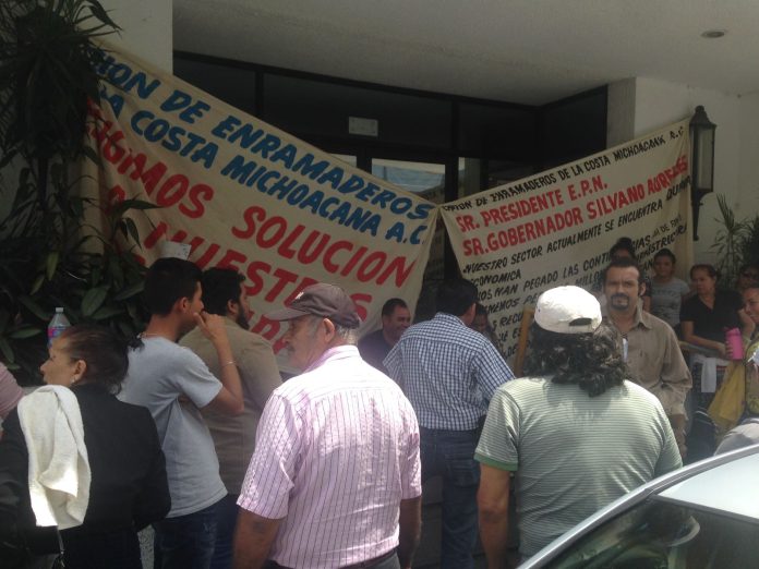 Enramaderos de la Costa Michoacana tomaron las oficinas de SEDECO, exigen apoyos económicos