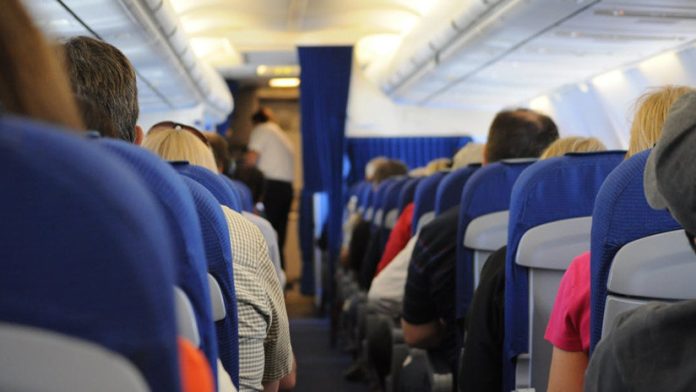 Madre deja el cuerpo de su hijo recién nacido en el baño de un avión