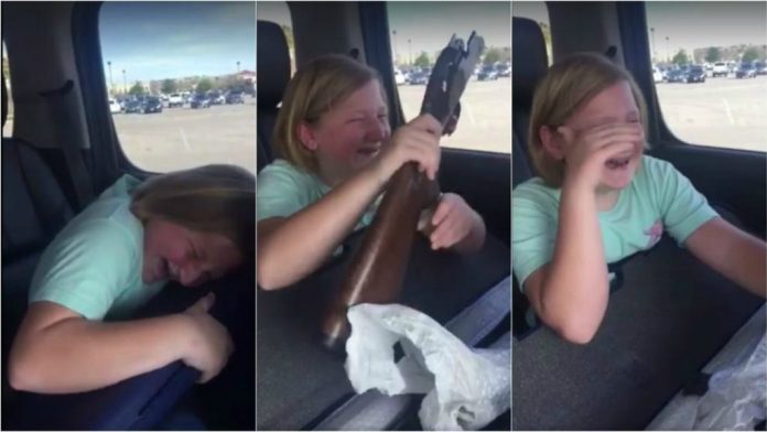 Video: Una niña estadounidense llora de emoción al recibir un arma de fuego como regalo 
