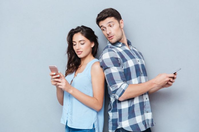 27% de los mexicanos 'stalkean' a sus parejas