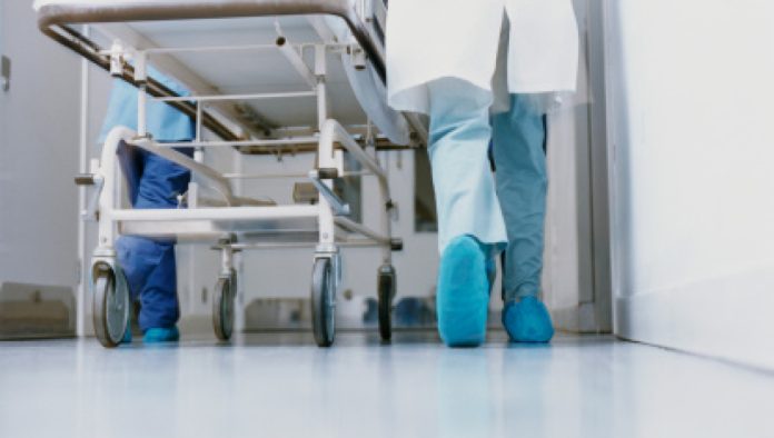 Médicos del IMSS extirpan por error ojo sano a un bebé