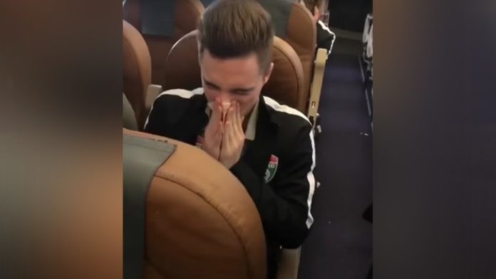 Video: Futbolista causa indignación por sonarse la nariz con billete de alta denominación  