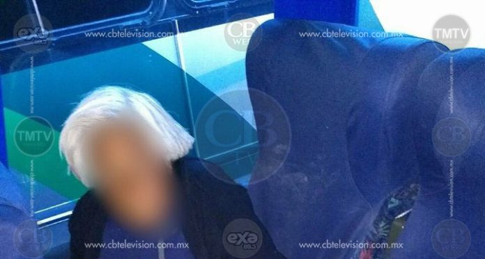 CONTEPEC Mujer de la tercera edad es ayudada a regresar a su hogar en Contepec