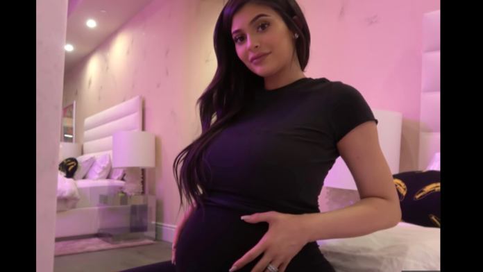 Kylie Jenner ya es mamá