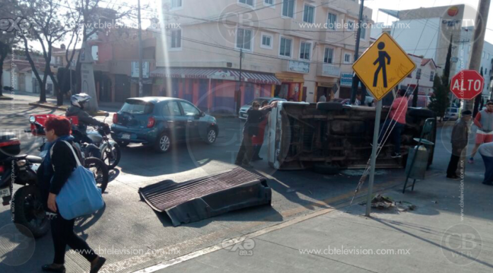 Ancianos se salvan de milagro al volcar su camioneta
