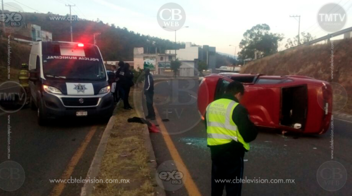 Vuelca auto de custodio, patrulla se para para auxiliar y es chocada
