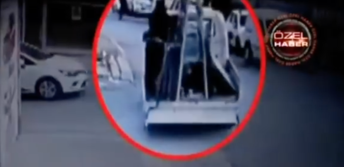 VIDEO: Muere aplastado por una placa de vidrio