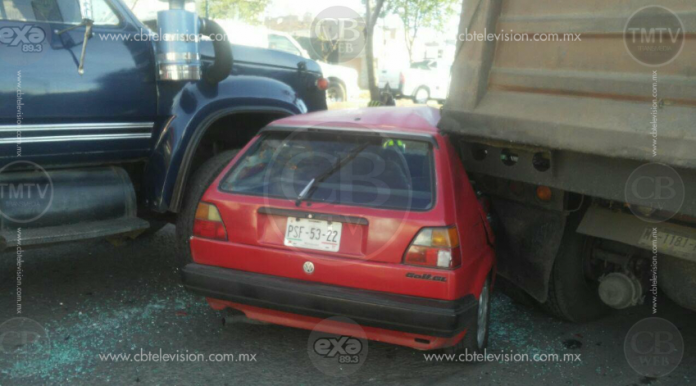 Auto es prensado por dos vehículos de carga en la Av. Madero en Morelia