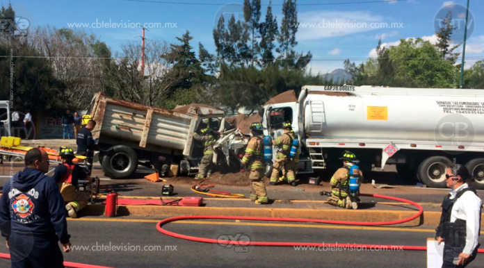 Cuatro lesionados en choque de pipa de gasolina y camión de volteo