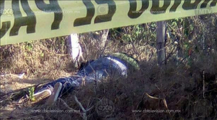 Se enfrentan policías y civiles armados
