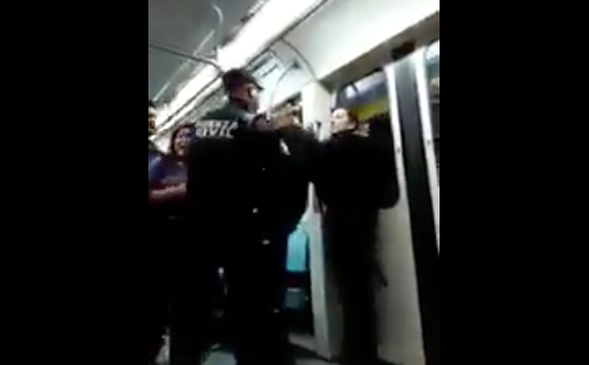 VIDEO: ¡Convierte el Metro en un ring! Mujer golpea a policía VIDEO: ¡Convierte el Metro en un ring! Mujer golpea a policía
