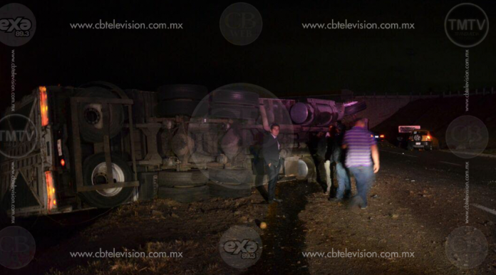 Se registra choque-volcadura entre camión manguero y una camioneta