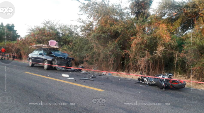 Muere un motociclista al chocar con un auto en Uruapan