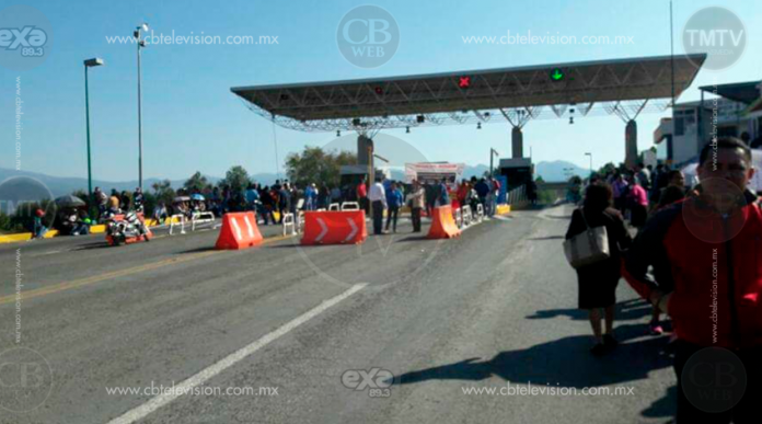 CNTE toma casetas en Michoacán