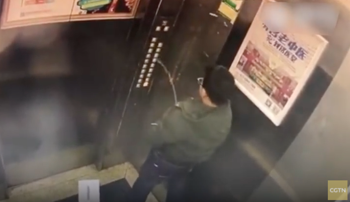 VIDEO: Por orinar en los botones del elevador y niño se queda atrapado