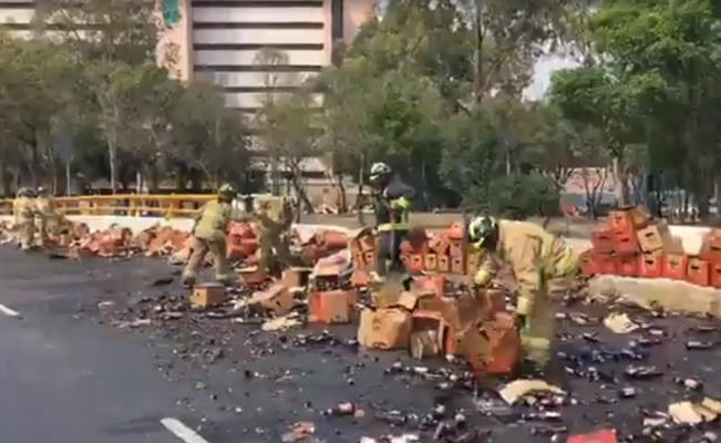 VIDEO: ¡Un minuto de silencio!... Caen decenas de cajas de cerveza de un camión repartidor en la CDMX VIDEO: ¡Un minuto de silencio!... Caen decenas de cajas de cerveza de un camión repartidor en la CDMX