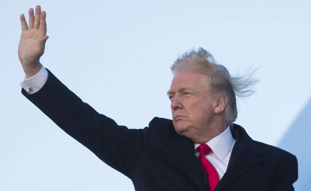 El viento 'le toma el pelo' a Trump y revela el secreto de su peinado El viento 'le toma el pelo' a Trump y revela el secreto de su peinado