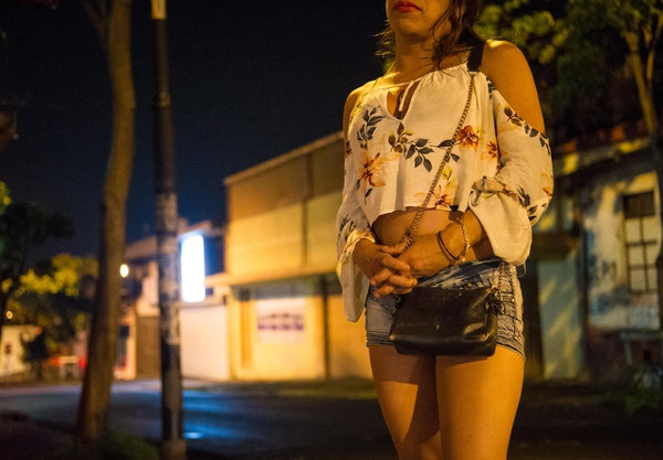 Joven fue abusado por un travesti luego de salir de fiesta Joven fue abusado por un travesti luego de salir de fiesta