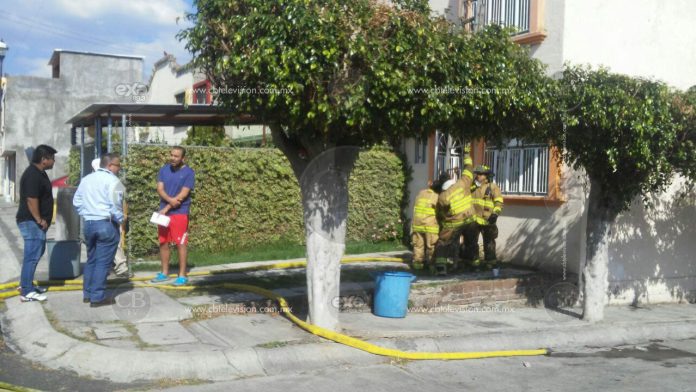 MORELIA Bomberos evitan que casa arda llamas (1)