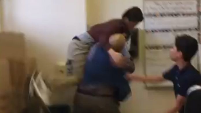 Maestro enfurecido alza en el aire y arroja al piso a un alumno latino