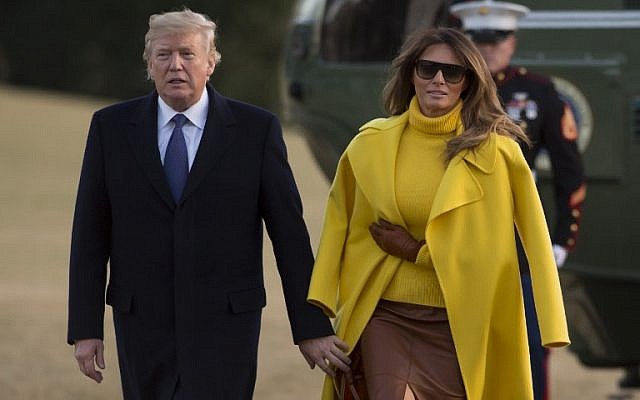 Melania vuelve a rechazar la mano de Donald Trump Melania vuelve a rechazar la mano de Donald Trump