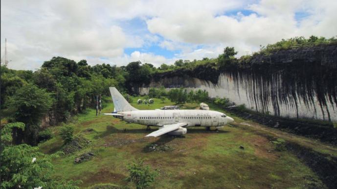 Un Boeing 737 aparece abandonado en Indonesia y nadie puede explicar su misteriosa presencia Un Boeing 737 aparece abandonado en Indonesia y nadie puede explicar su misteriosa presencia