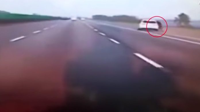 Una mujer discute con su pareja, salta del auto a casi