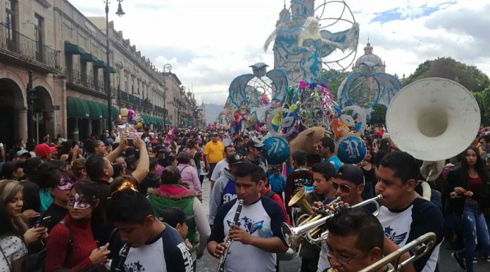 Desfilan más de 1,200 toritos de petate en la capital michoacana