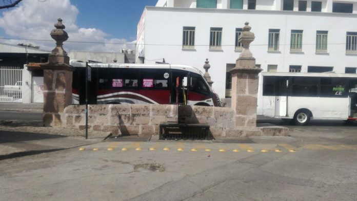 Prevalece problemática con inundaciones en la calle Motolinia