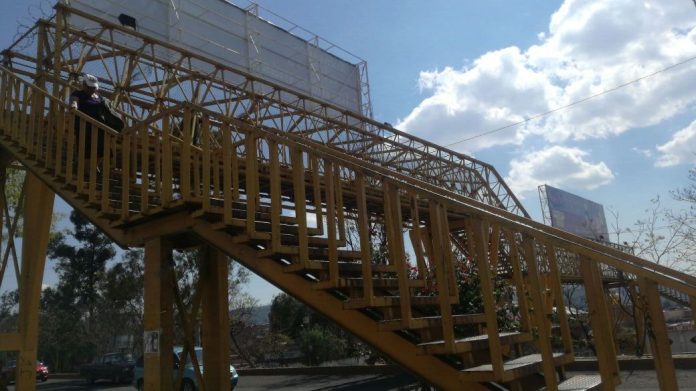 Denuncian falta de alumbrado público en puente peatonal de las Tijeras
