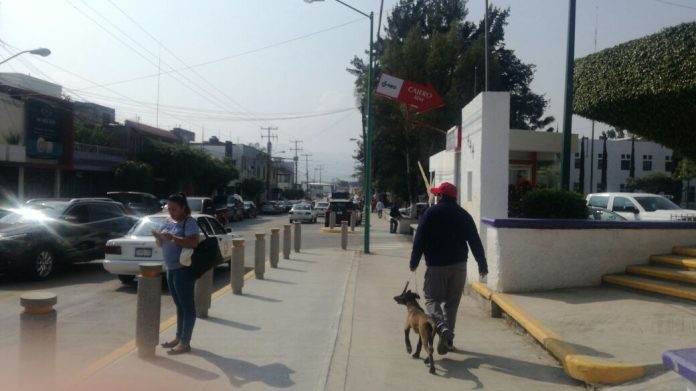 Vecinos de manantiales exigen estacionamiento para sus automóviles