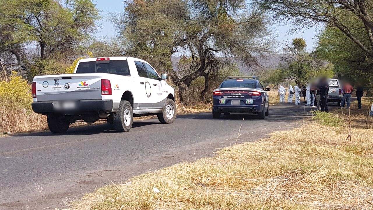 Ultiman a balazos a pareja en la carretera Los Reyes-Jacona Ultiman a balazos a pareja en la carretera Los Reyes-Jacona