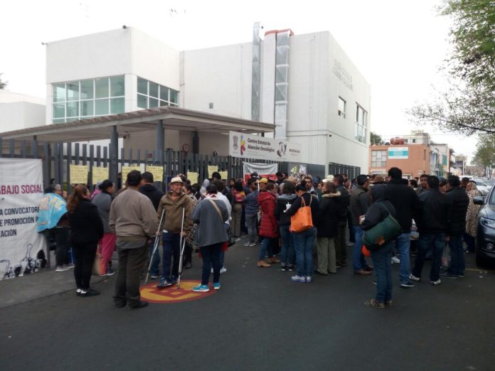 Ante paro de labores en el Centro Oncológico, pacientes y familiares se manifiestan