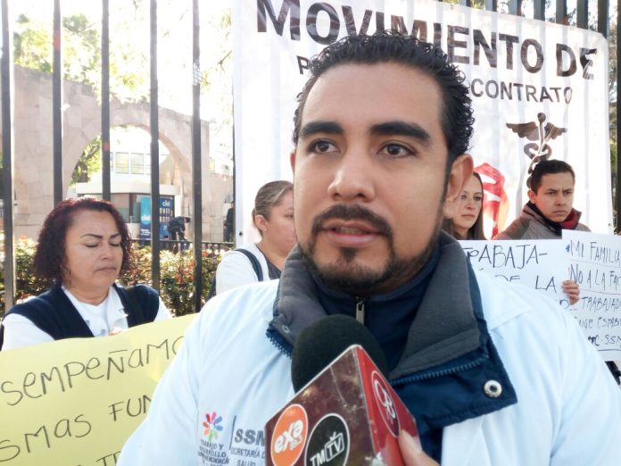 Se manifiestan trabajadores de salud frente a SFA