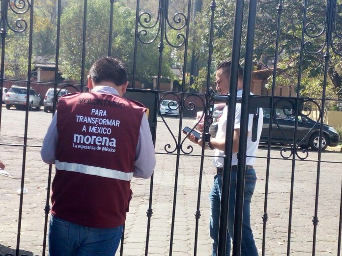 A puerta cerrada se reúne AMLO con dirigencia morenista
