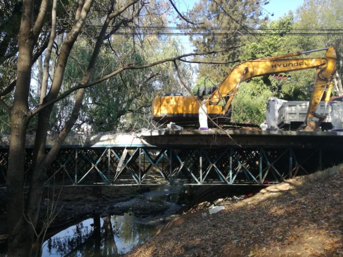 Avanza la demolición del puente de la calle Vicente Santa Maria