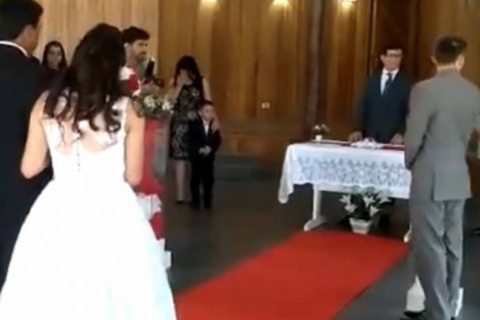Unos gemidos inconfundibles interrumpen una boda en Brasil