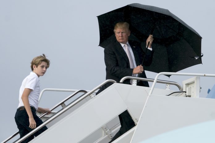 Video Trump no le gusta compartir paraguas y deja a su esposa e hijo expuestos a la lluvia