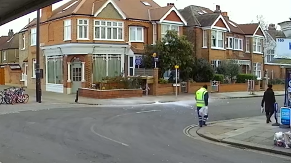 Video Un bloque de hielo cae desde el cielo y se estrella a pocos metros de un barrendero Video Un bloque de hielo cae desde el cielo y se estrella a pocos metros de un barrendero