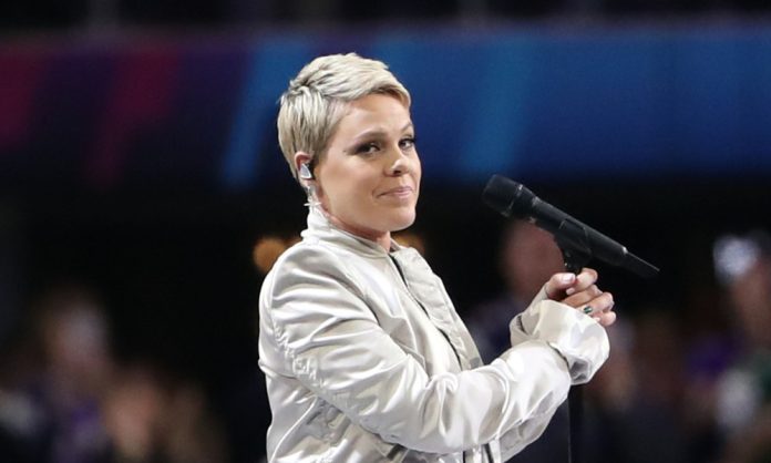 Pink arrojó su chicle en la cancha del Super Bowl