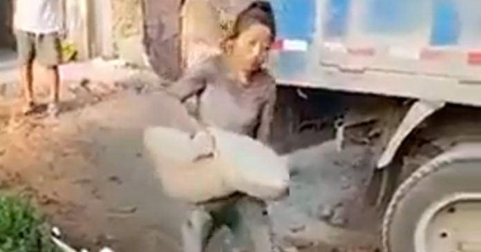 Mujer trabaja como albañil para mantener a sus hijos
