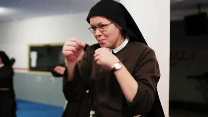 Monjas boxean para evitar cierre de un orfanato