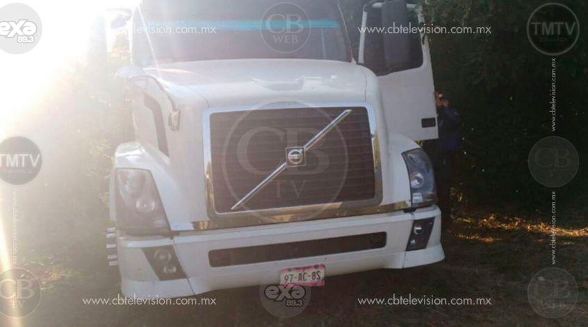 Policía Michoacán recupera trailer robado a punta de pistola Policía Michoacán recupera trailer robado a punta de pistola