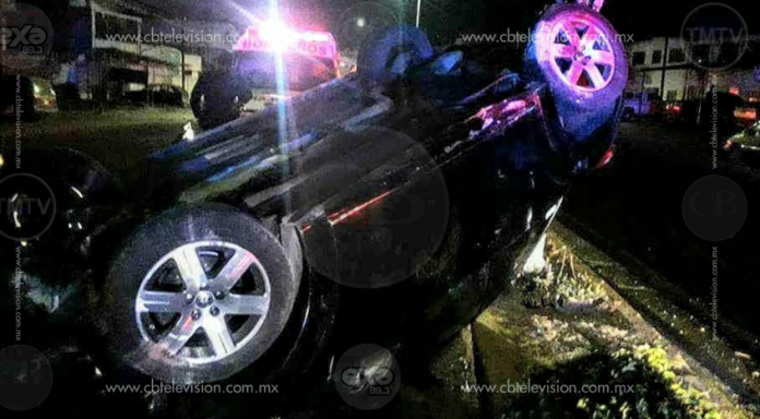 Vuelca auto en Zitácuaro y es abandonado