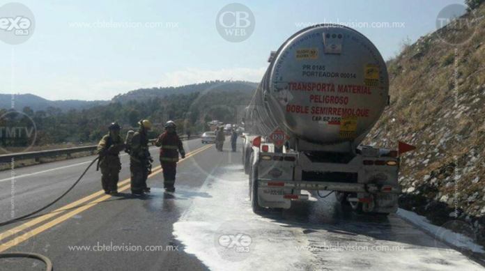Pistoleros disparan contra una pipa cargada de gasolina, provocan fuga