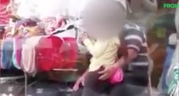 VIDEO: Exhiben a hombre manoseando a una niña