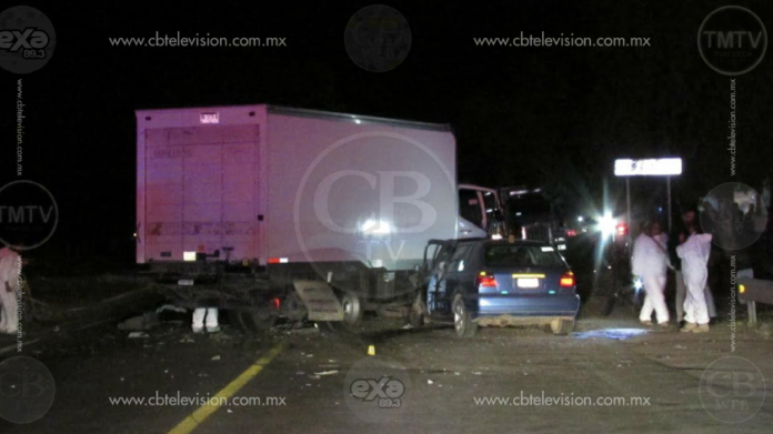 Morelia: Fallecen dos personas en choque de auto contra camión de carga