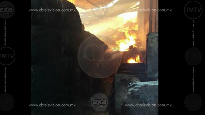 Incendio daña almacén de telas en Zinapécuaro