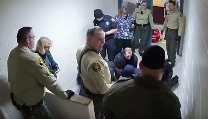 VIDEO: Así murió un esquizofrénico en 2017, mientras policías lo miraban y se reían
