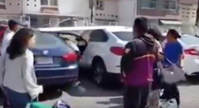 VIDEO: Deja a su bebé en el auto, en pleno sol, mientras ¡desayunaba con sus amigas!